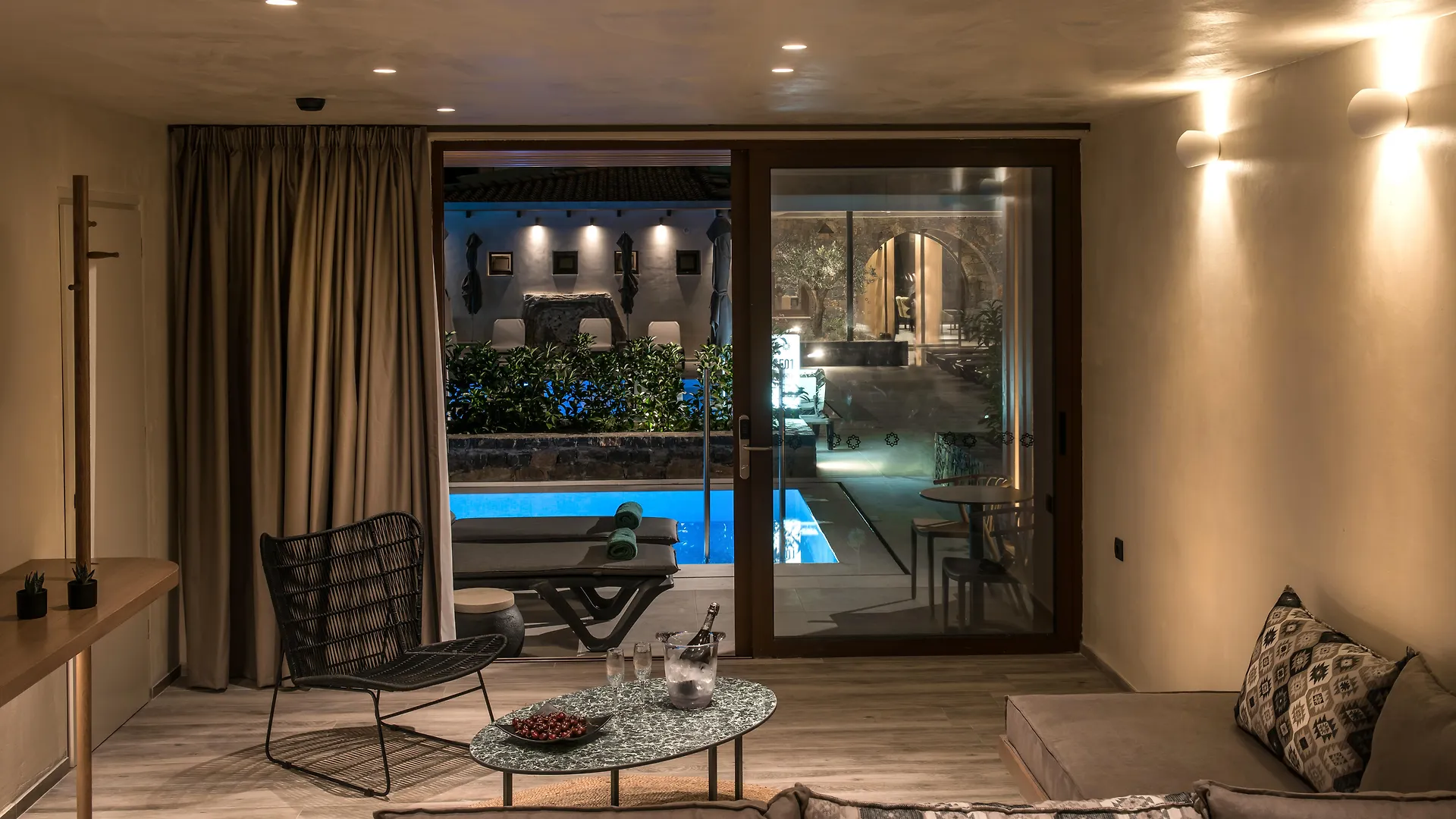 Petousis Hotel & Suites Amoudara